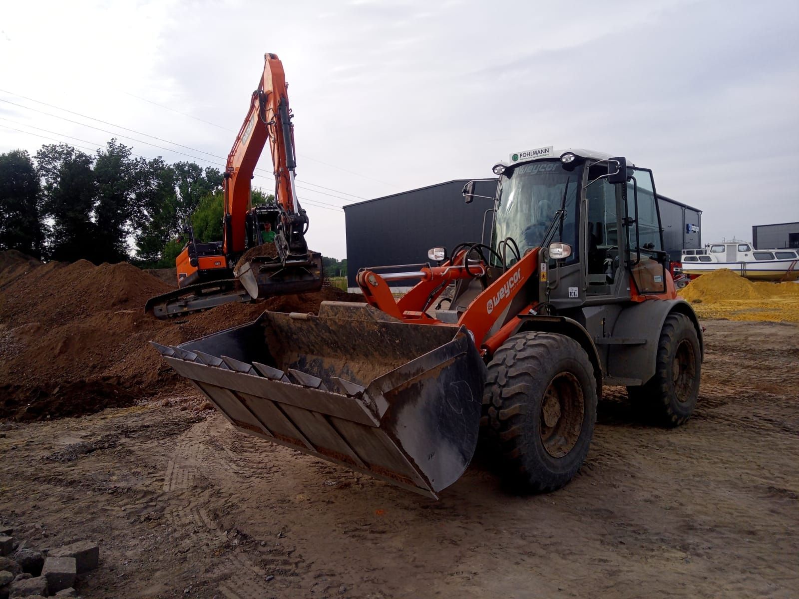 Ein Bagger und ein Radlader auf einer Baustelle