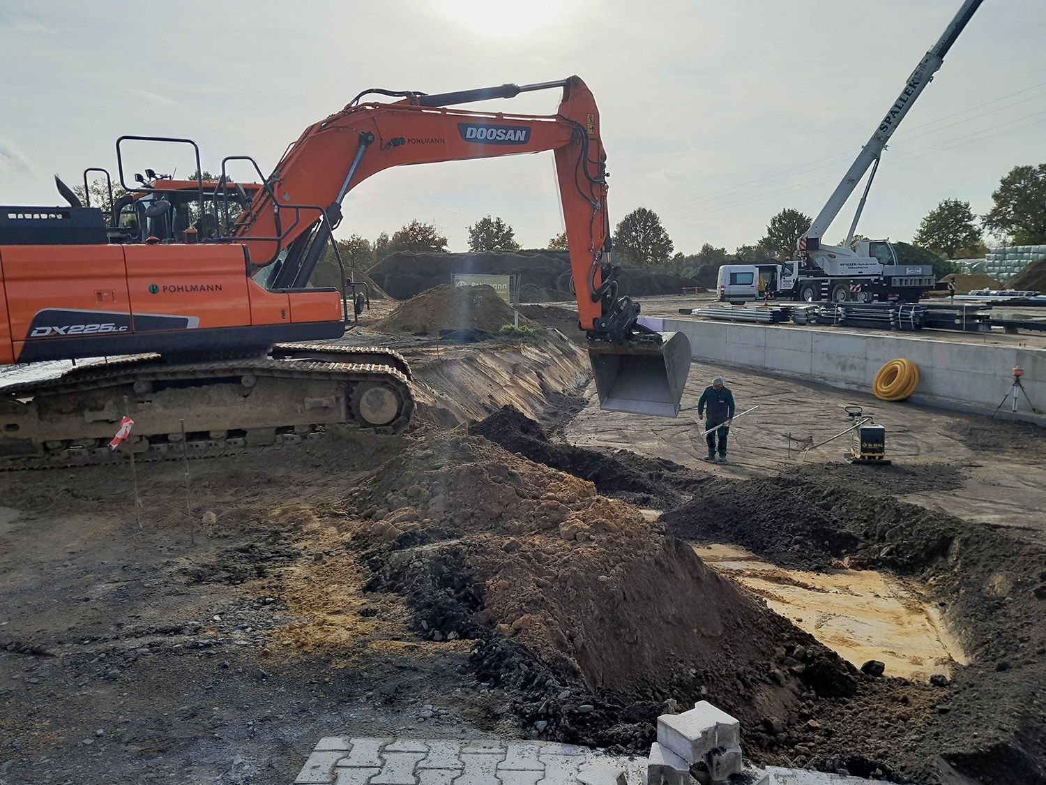 Bagger und Arbeiter auf einer Baustelle