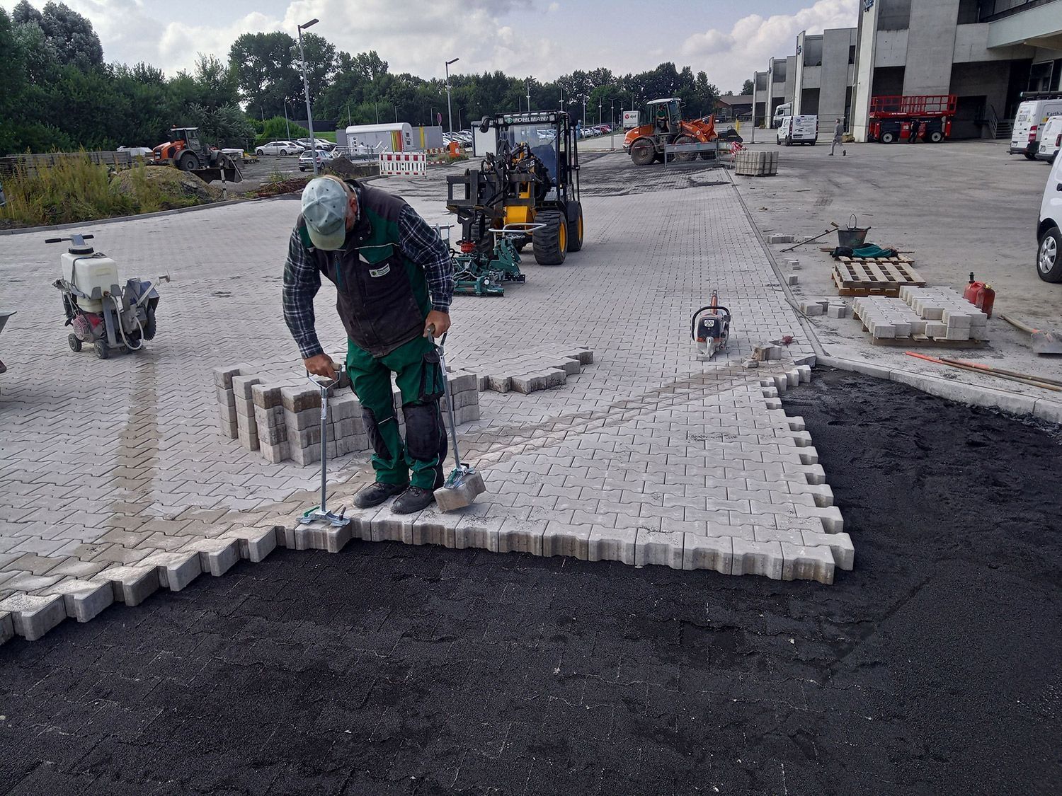 Arbeiter beim Verlegen von Verbundpflastersteinen